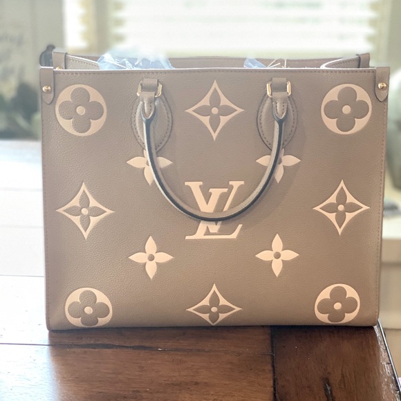 Louis Vuitton Handbags - Authentic Louis Vuitton Onthego Dove/Creme New MM